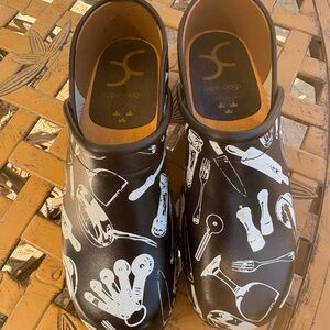 Cape Clogs Women’s Black Kitchen Print Clog